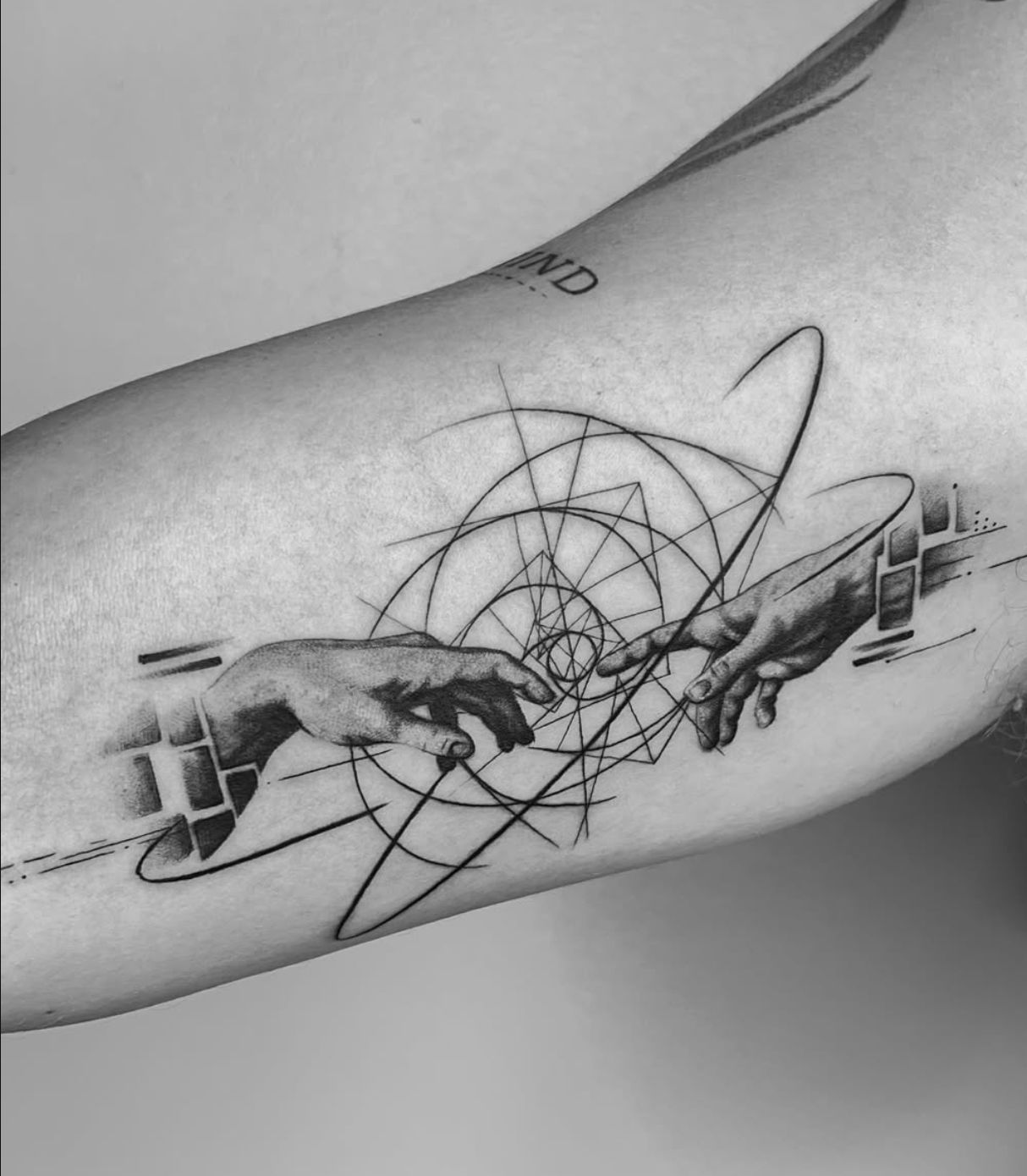 Concept Piece Tattoo Wien: Die Erschaffung als Tattoo-Kunstwerk