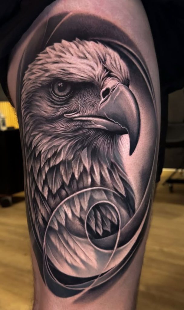 Realismus Tattoo: Adler in Black & Grey