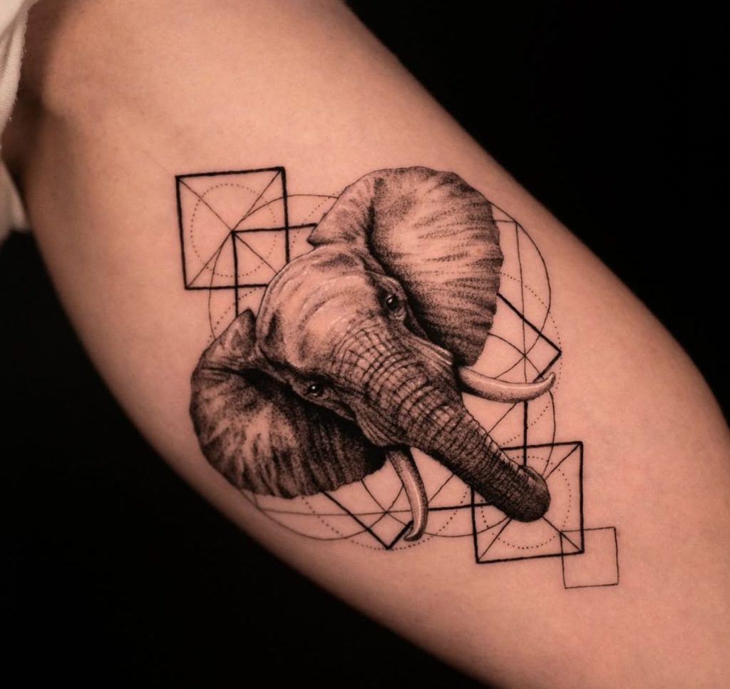 Concept Piece Tattoo: Elefant mit geometrischen Elementen