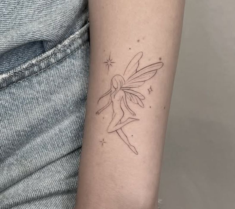 Fineline Tattoo Wien – filigranes Feen-Motiv