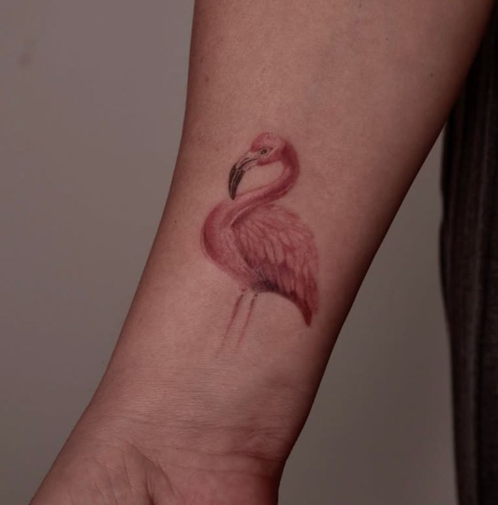 Mikrorealismus Tattoo Wien: Flamingo im Kleinformat