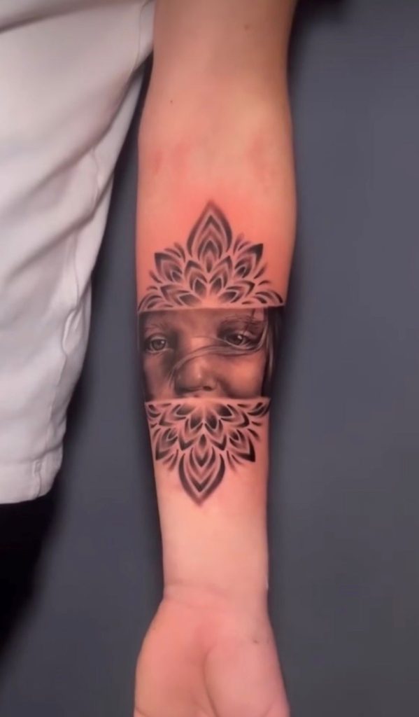 Ornamental Tattoo: Porträt mit Mandala-Elementen am Unterarm