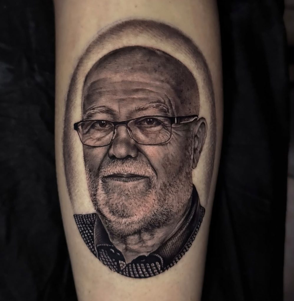 Portrait Tattoo: fotorealistisches Großvater-Porträt