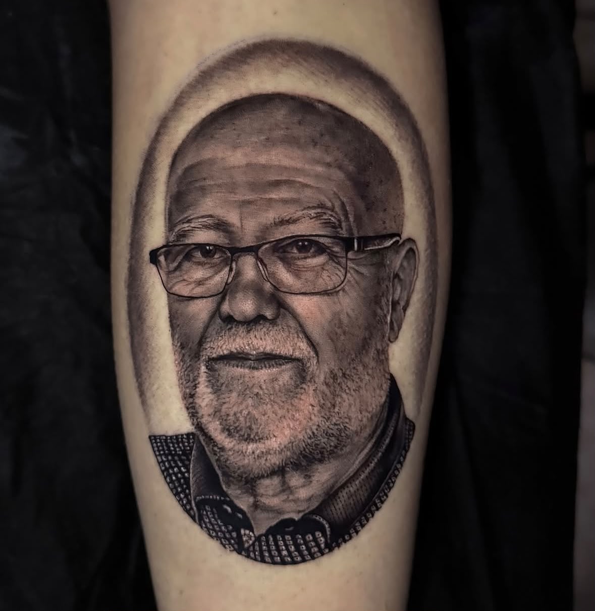 Portrait Tattoo: fotorealistisches Großvater-Porträt