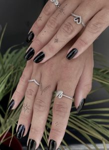 Fineline Tattoo: Sterne und feine Linien auf der Hand