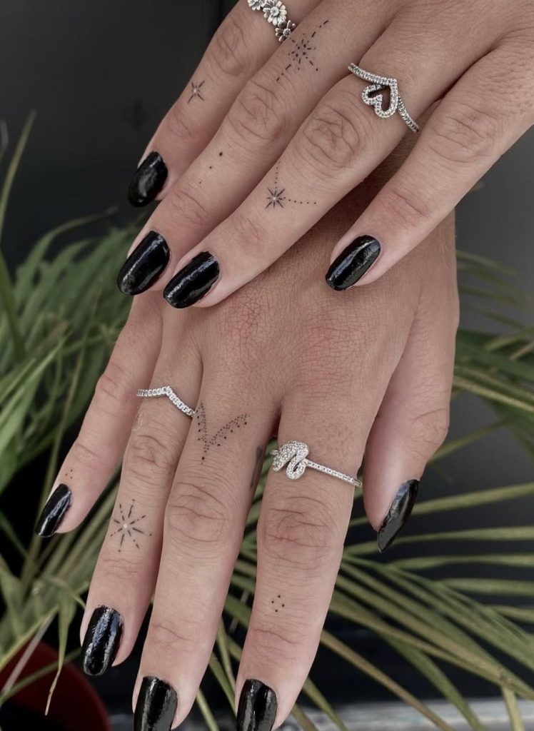 Fineline Tattoo – Sterne und feine Linien auf der Hand