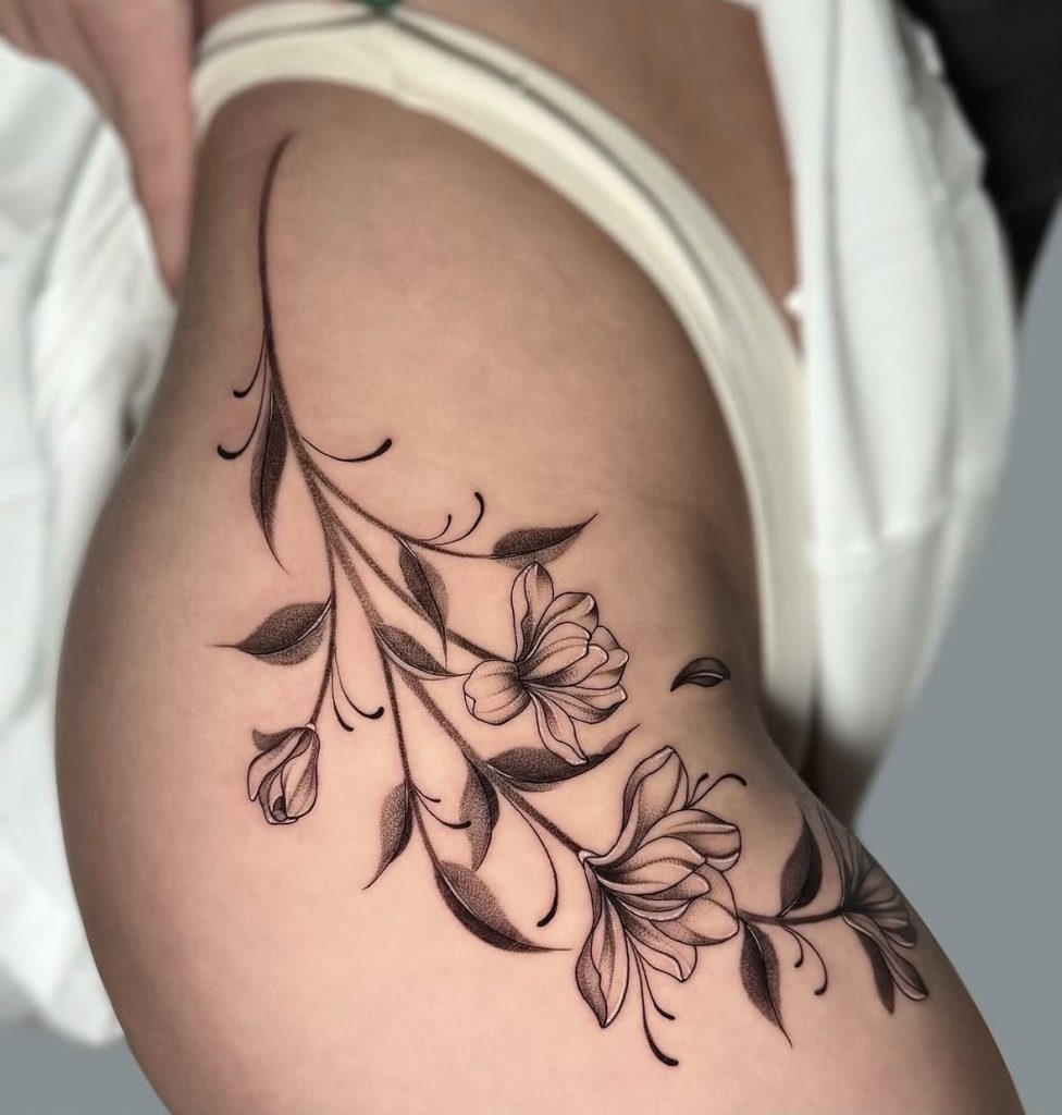 Floral Tattoo: Blumenkomposition an der Hüfte