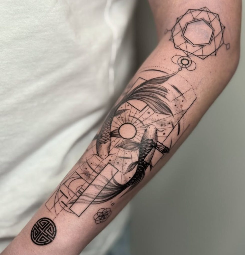Concept Piece Tattoo: Koi mit geometrischen Elementen