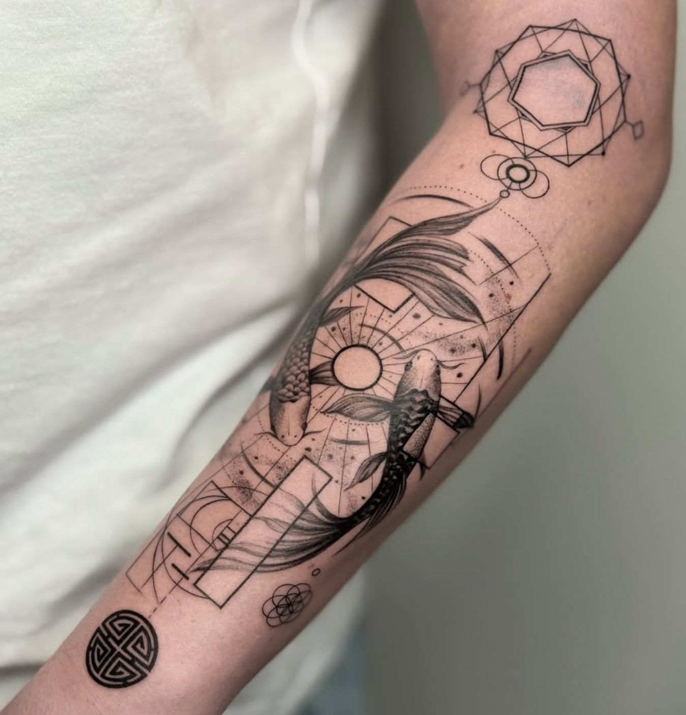 Concept Piece Tattoo: Koi mit geometrischen Elementen