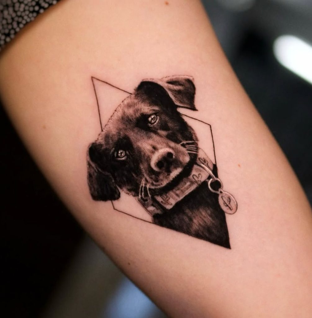 Mikrorealismus Tattoo: Labrador mit geometrischen Elementen