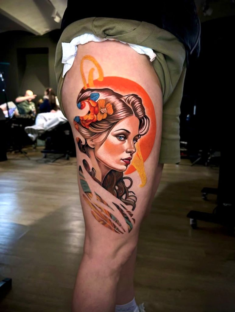 Farbrealismus Tattoo: Frauenporträt mit Sonne