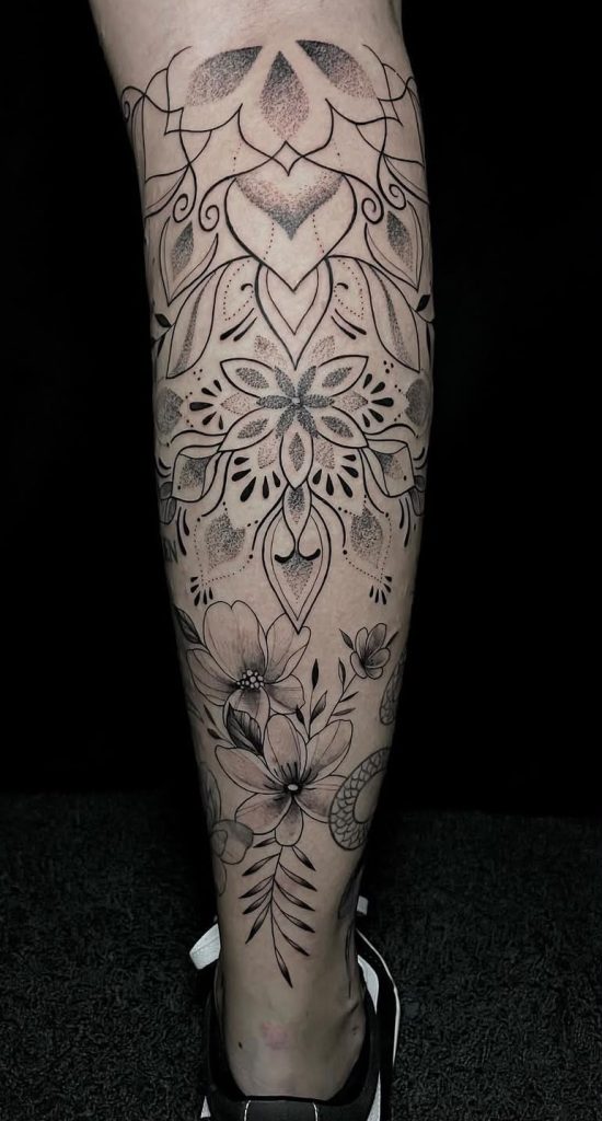 Ornamental Tattoo Wien: Mandala mit floralen Elementen am Bein