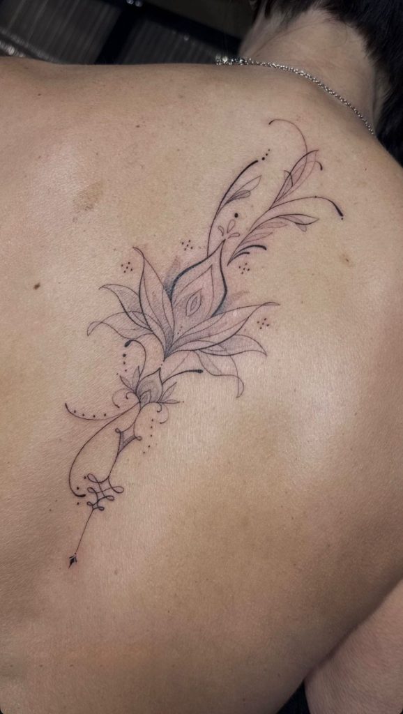 Fineline Tattoo – ornamentale Lilie mit haarfeinen Linien