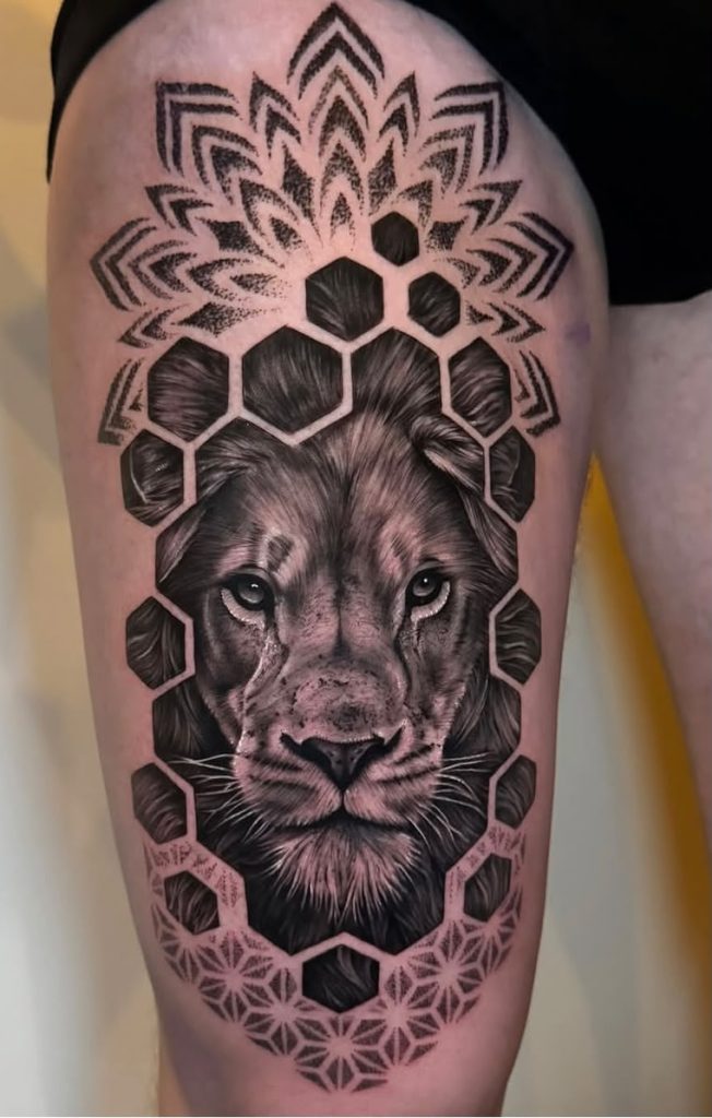 Ornamental Tattoo Wien: Löwe mit geometrischem Wabenmuster