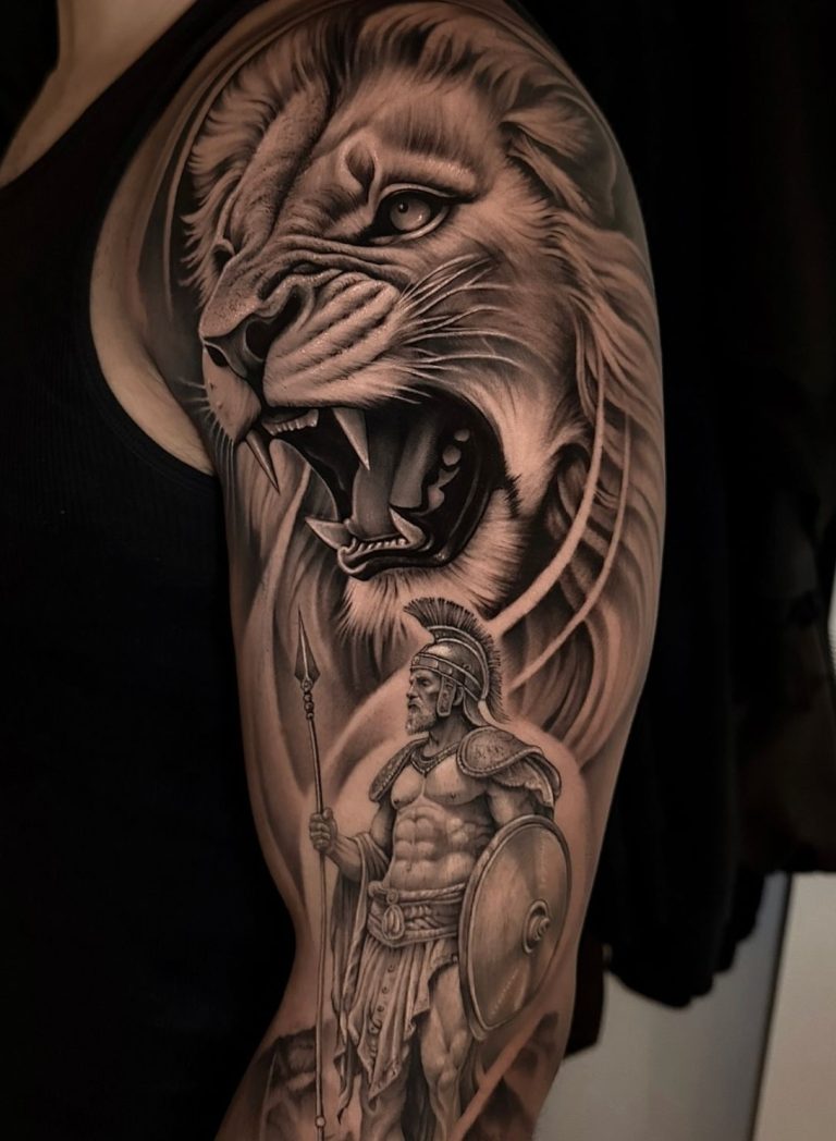 Realismus Tattoo Wien: Löwen-Krieger in Black & Grey