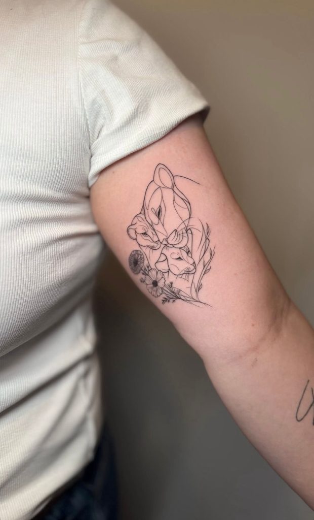 Fineline Tattoo: Löwenfamilie in feiner Linienführung
