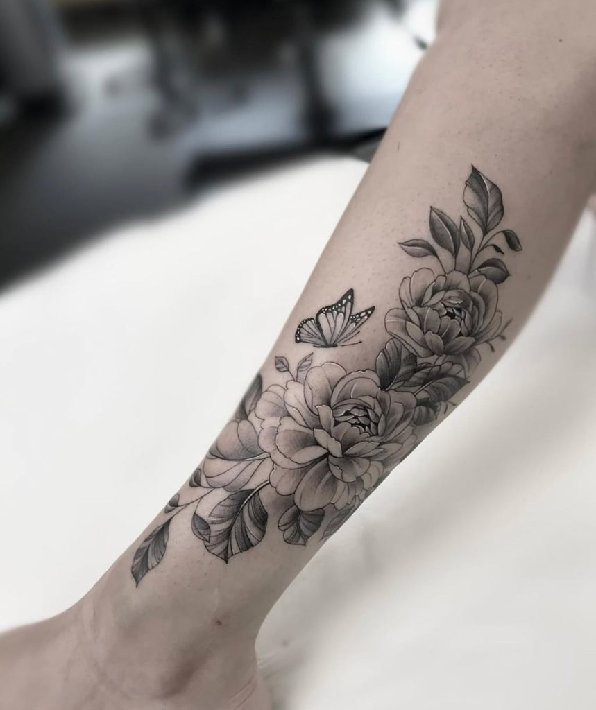 Floral Tattoo Wien: Pfingstrose mit Schmetterling