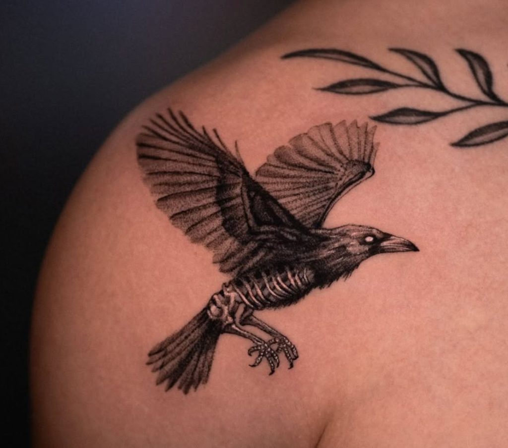 Mikrorealismus Tattoo: Rabe im Kleinformat