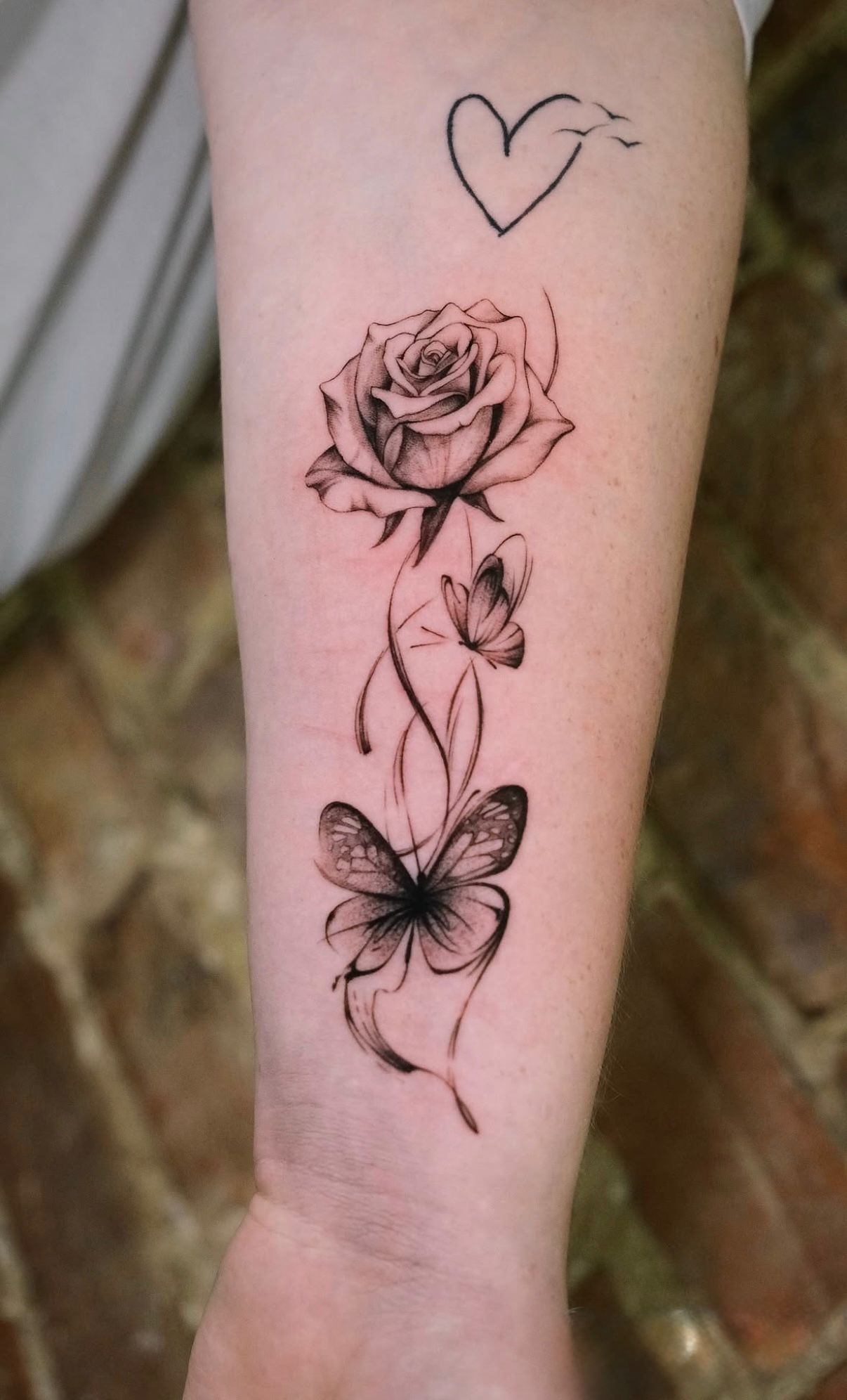 Florales Tattoo – Rosen mit Schmetterlingen