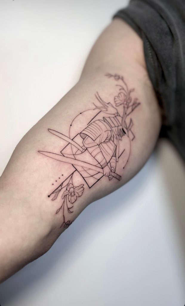 Fineline Tattoo: Samurai-Motiv mit haarfeinen Linien