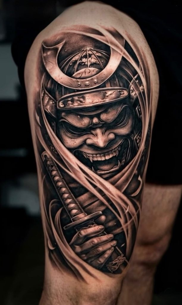 Black & Grey Realismus Tattoo: Samurai-Maske