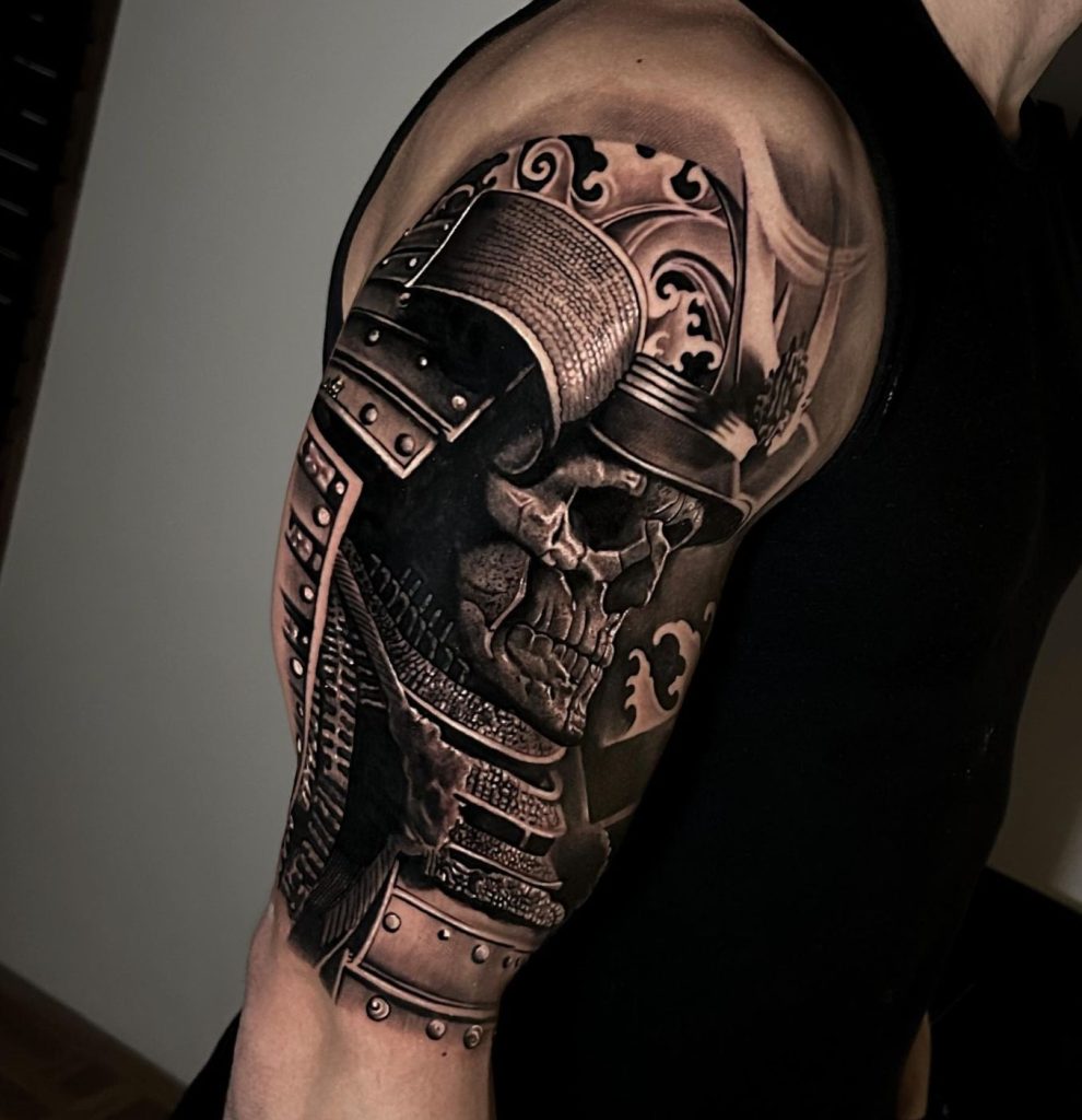 Realismus Tattoo: Samurai-Totenkopf in Black & Grey