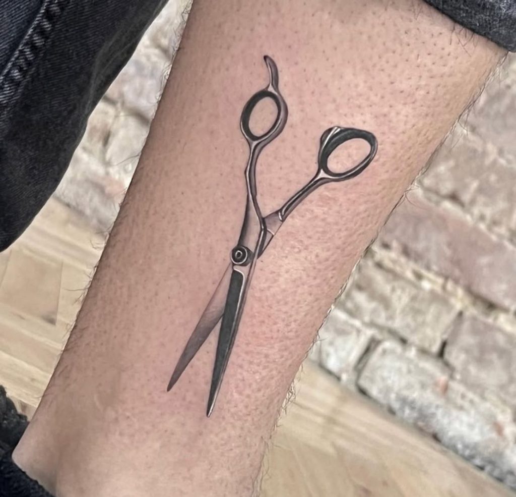 Mikrorealismus Tattoo: Schere im Kleinformat