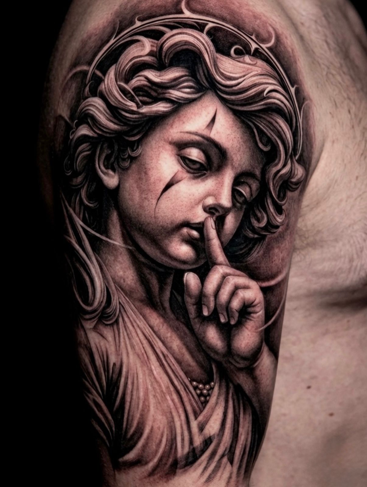 Realismus Tattoo: Engel-Motiv in Black & Grey