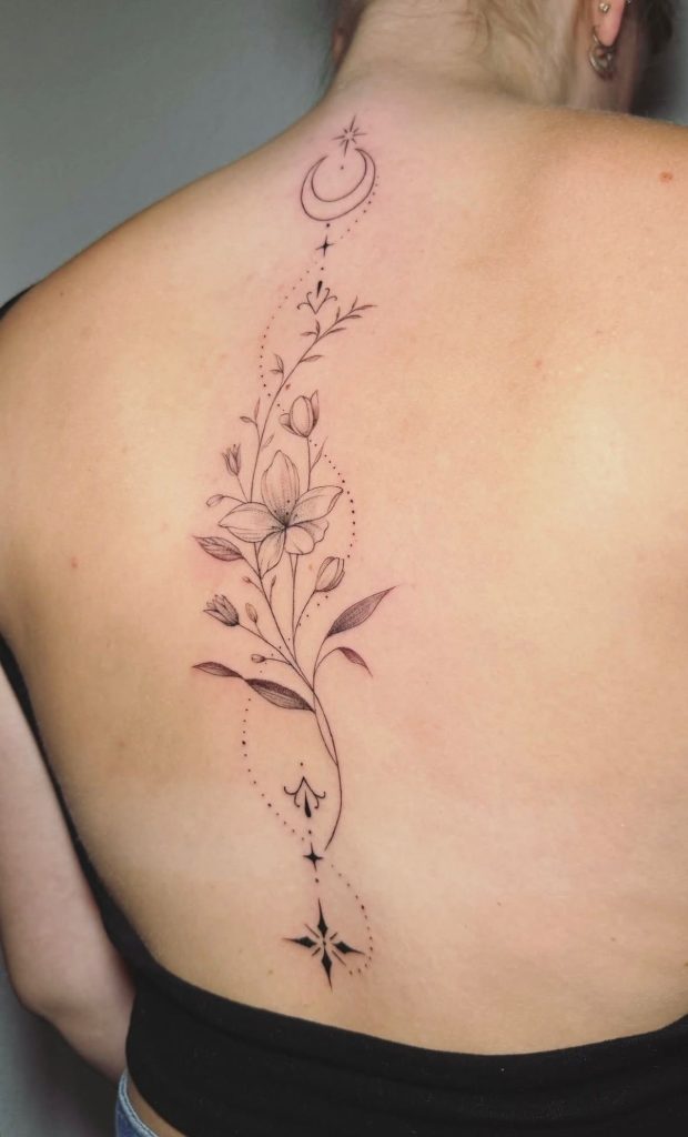 Fineline Tattoo Wien – florales Motiv entlang der Wirbelsäule