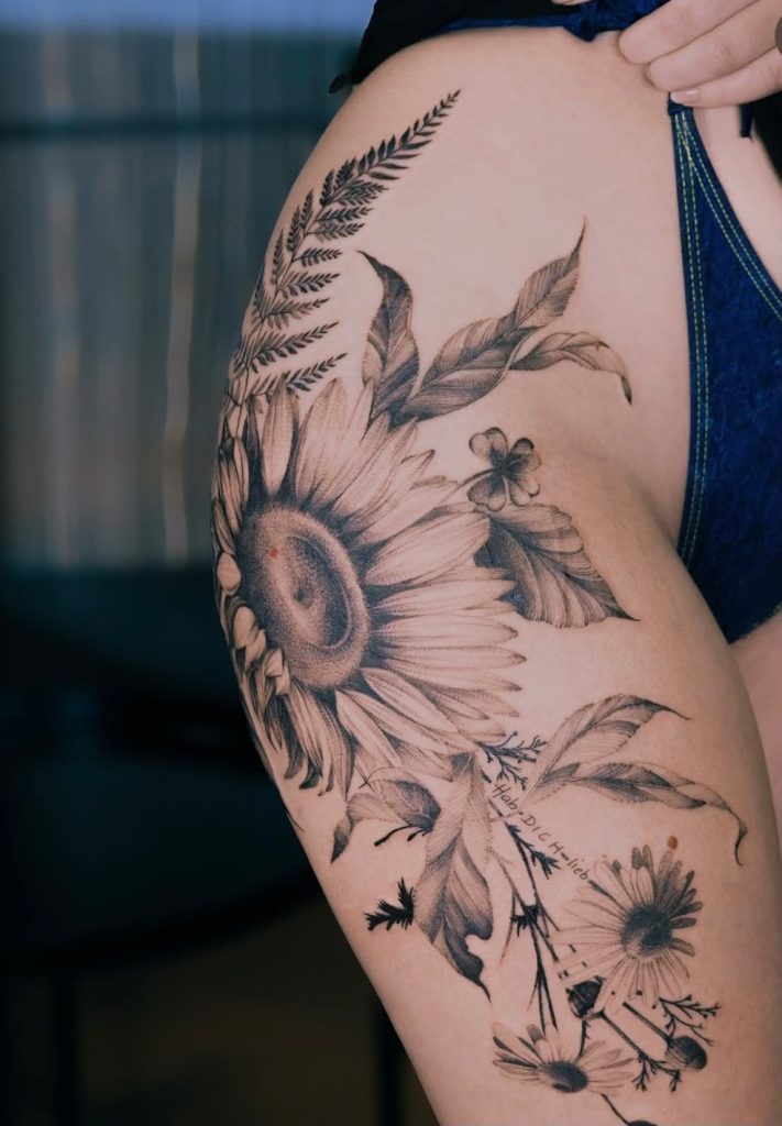 Floral Tattoo Wien: Sonnenblume an der Hüfte