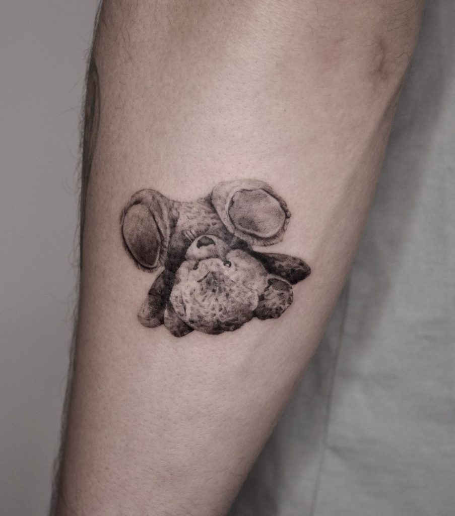 Mikro-Realismus Tattoo: Teddybär im Kleinformat