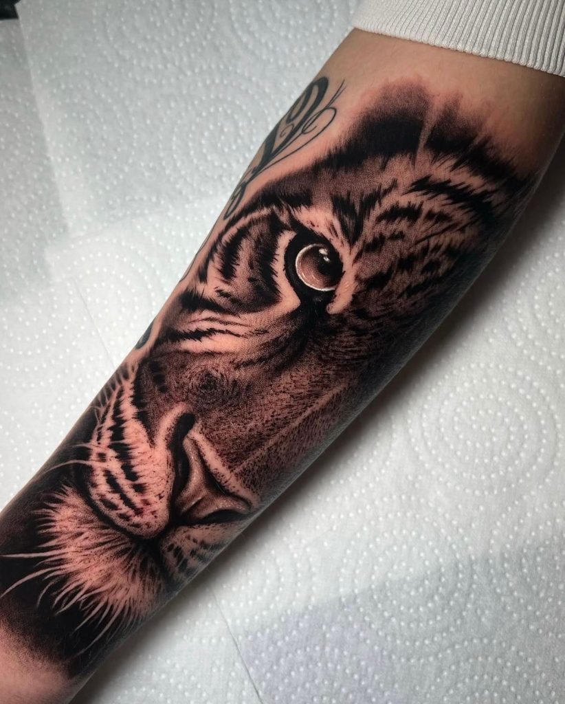 Realismus Tattoo Wien: fotorealistisches Tigerauge