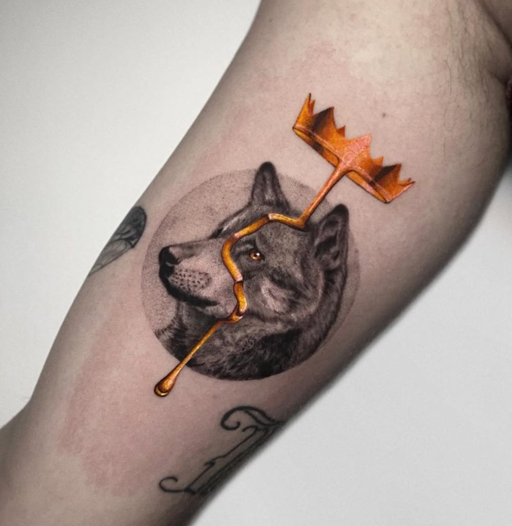 Mikrorealismus Tattoo: Wolf mit Krone im Kleinformat