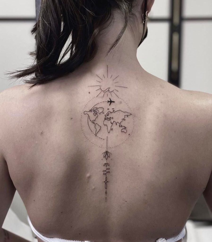 Fineline Tattoo: minimalistisches Reise-Motiv mit Weltkarte