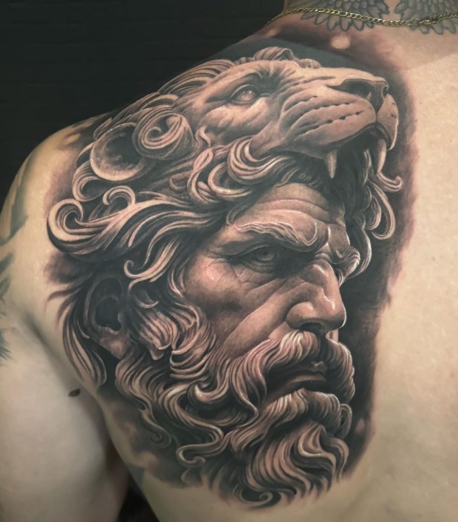 Realismus Tattoo Wien: Zeus-Motiv in Black & Grey